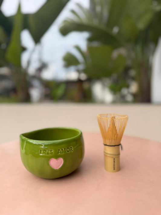 bowl para matcha eres amor con un chasen al lado