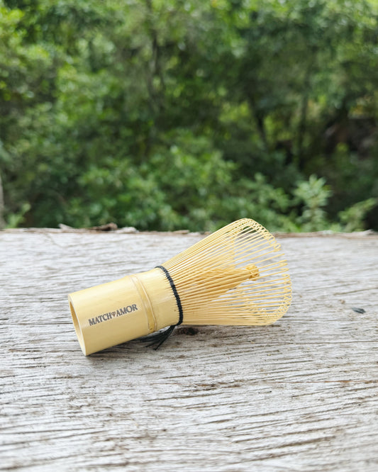 Batidor chasen de bambú para preparación tradicional de matcha