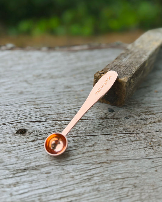 Cucharita Golden Rose para preparar matcha e infusiones