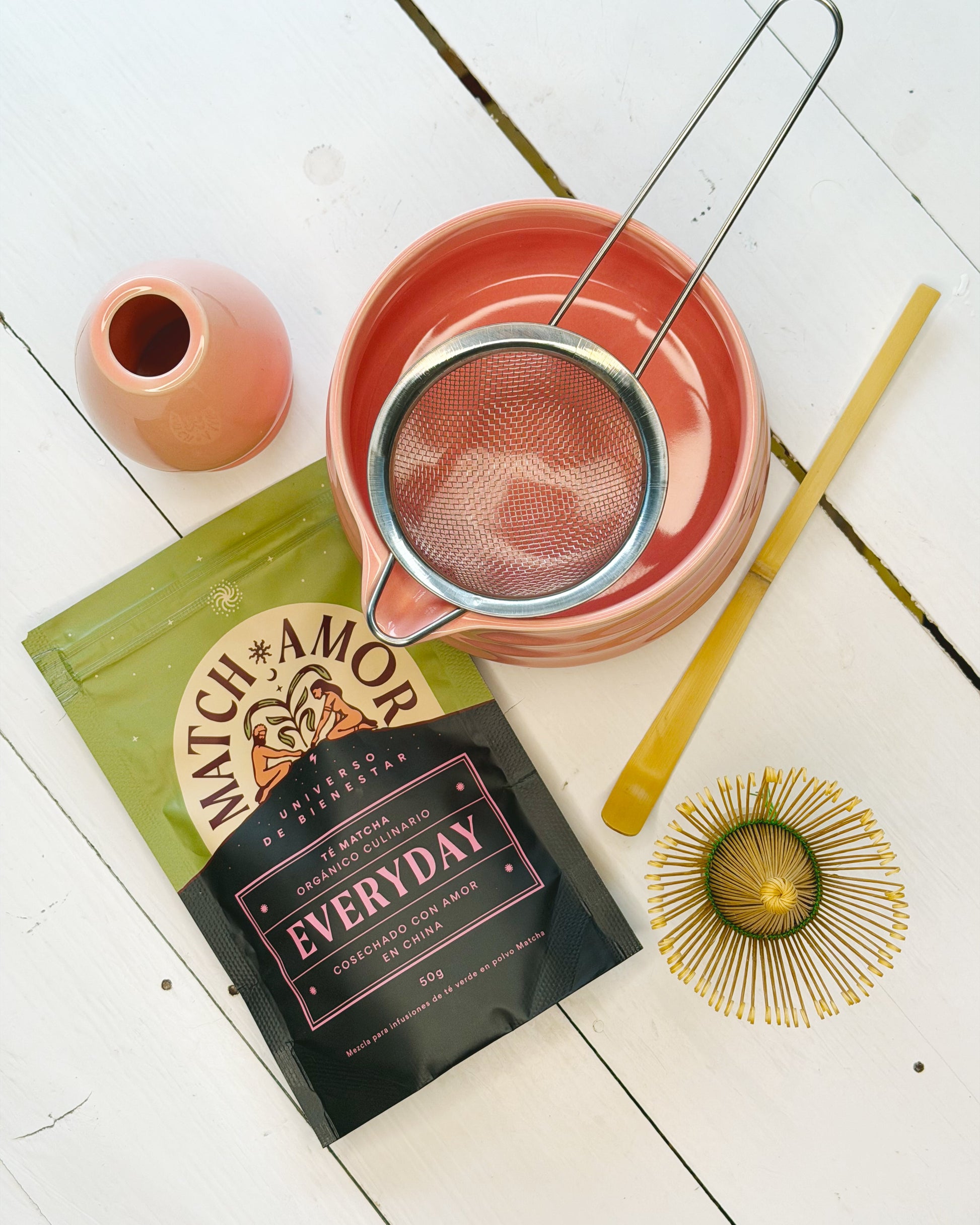 Matcha Everyday 50 g presentado en kit ceremonial con utensilios tradicionales para preparar matcha