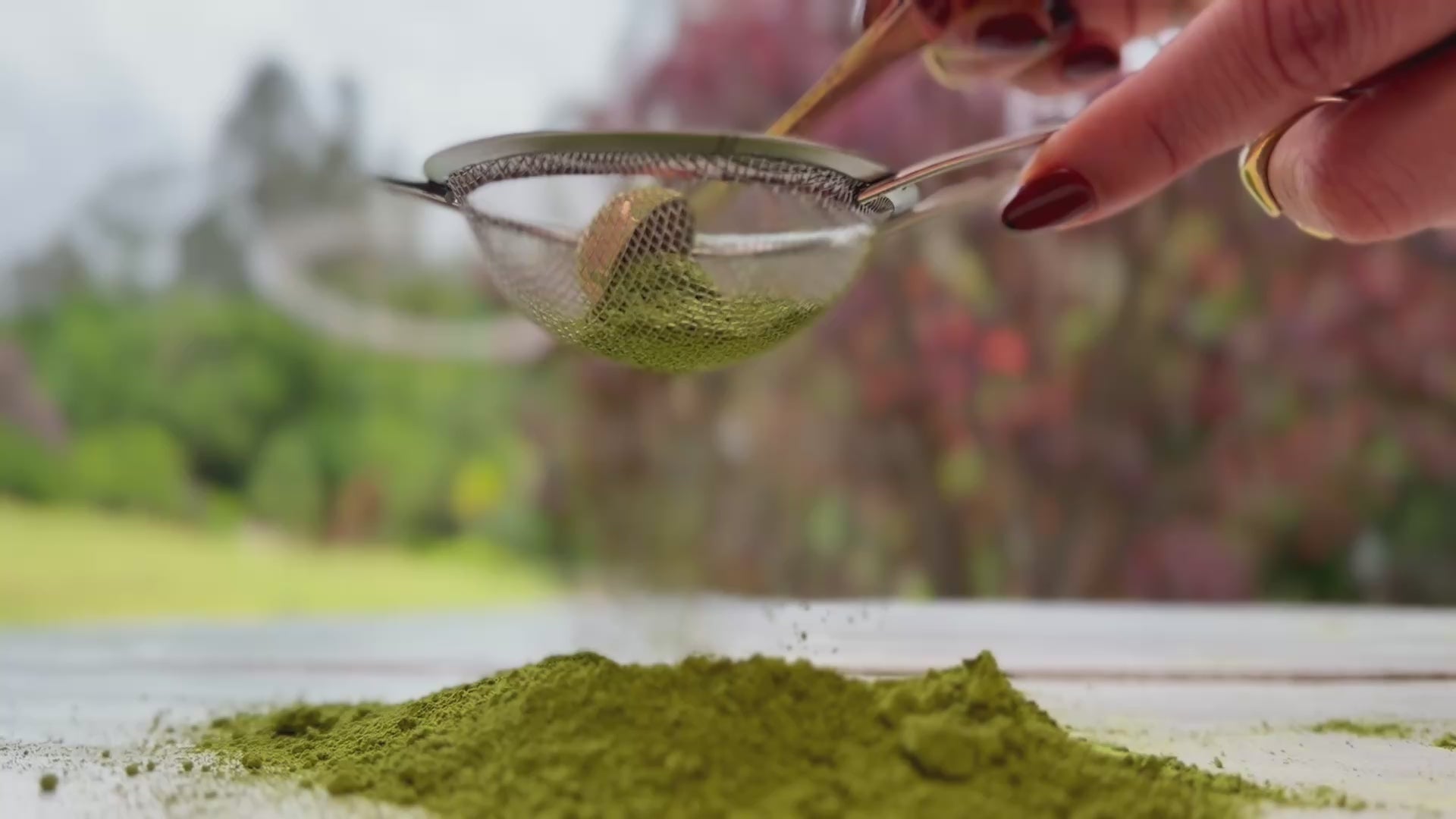 Cargar video: Matcha ceremonial Matchamor mostrando el polvo verde vibrante al abrir el empaque